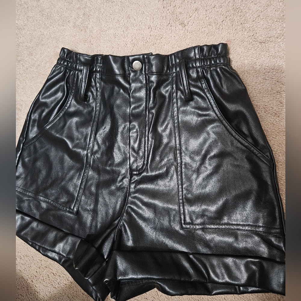 Black leather shortsILLA ILLA